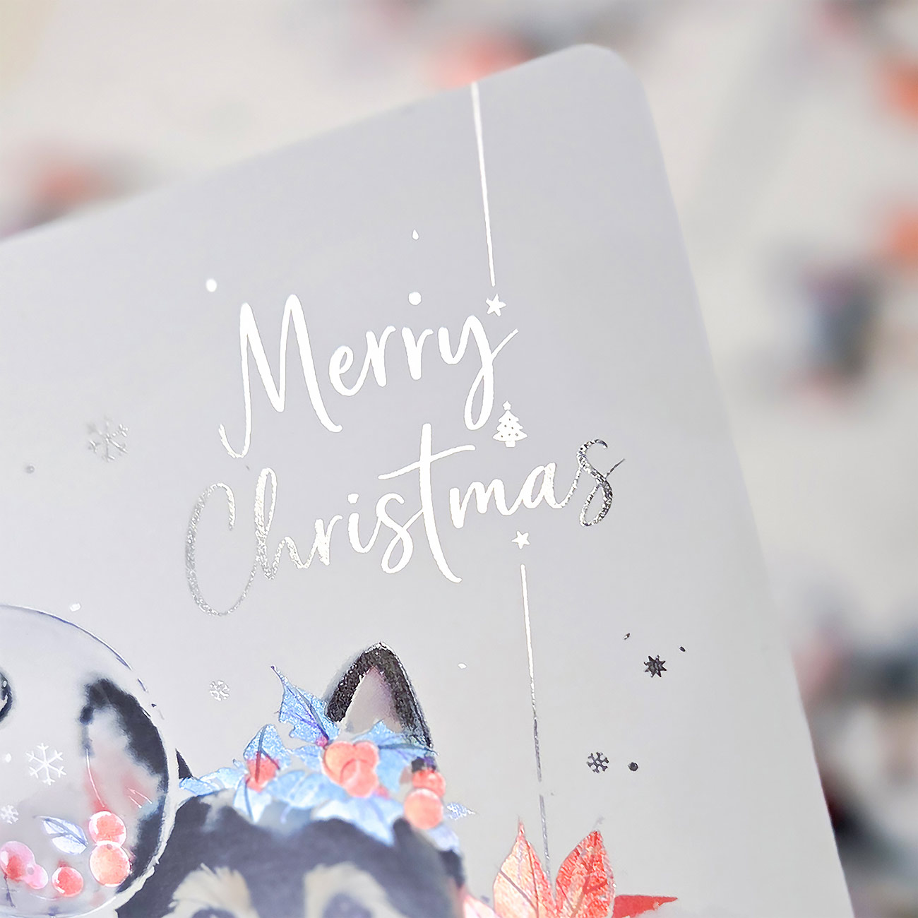 柴柴燙金聖誕卡 -【冬日的暖暖信差】 5 柴柴燙金聖誕卡 -【冬日的暖暖信差】 在冬日最溫暖的時節,讓柴柴化作您的祝福使者。這張聖誕燙金卡捕捉了依偎取暖的溫柔,在節日的流光中,為您傳遞最真摯的思念與守護。獻給所有珍惜團聚、相信愛與暖意的人。這份心意,值得被珍藏。