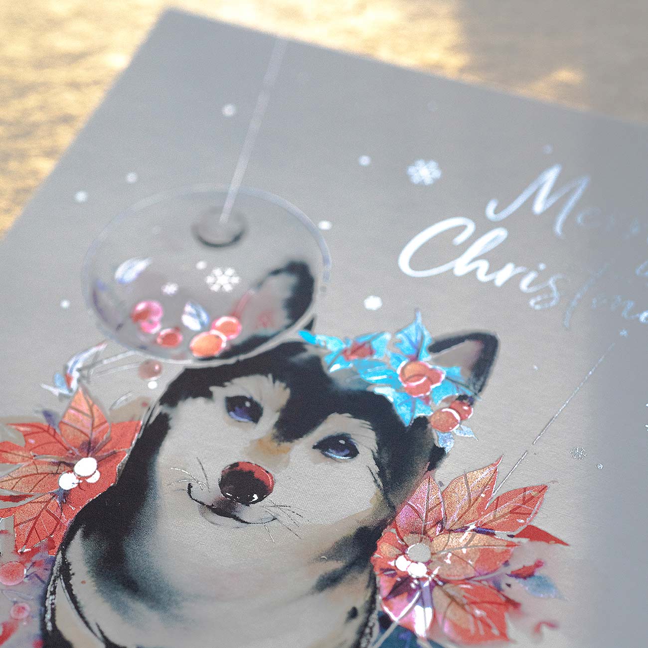 柴柴燙金聖誕卡 -【冬日的暖暖信差】 3 柴柴燙金聖誕卡 -【冬日的暖暖信差】 在冬日最溫暖的時節,讓柴柴化作您的祝福使者。這張聖誕燙金卡捕捉了依偎取暖的溫柔,在節日的流光中,為您傳遞最真摯的思念與守護。獻給所有珍惜團聚、相信愛與暖意的人。這份心意,值得被珍藏。