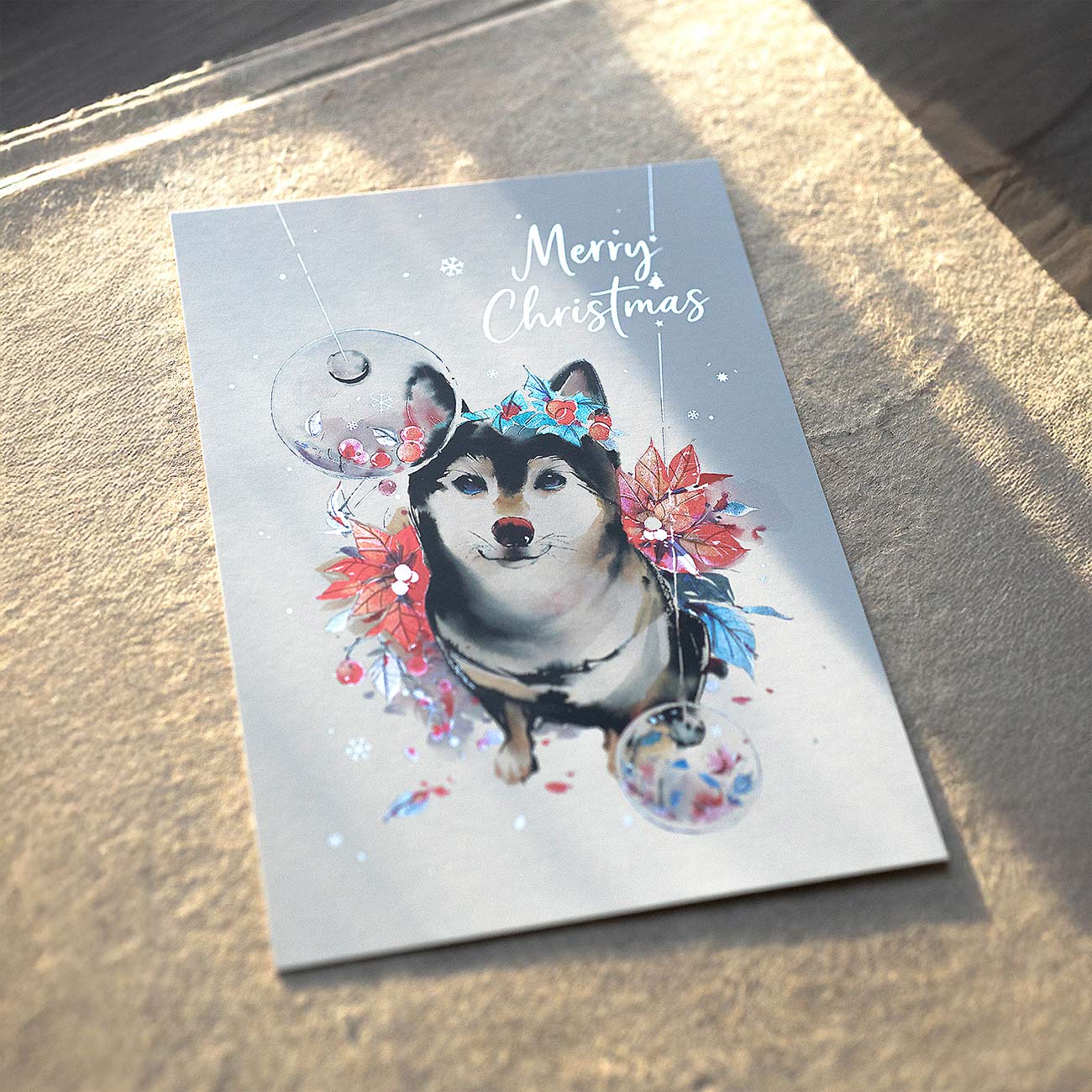 柴柴燙金聖誕卡 -【冬日的暖暖信差】 4 柴柴燙金聖誕卡 -【冬日的暖暖信差】 在冬日最溫暖的時節,讓柴柴化作您的祝福使者。這張聖誕燙金卡捕捉了依偎取暖的溫柔,在節日的流光中,為您傳遞最真摯的思念與守護。獻給所有珍惜團聚、相信愛與暖意的人。這份心意,值得被珍藏。