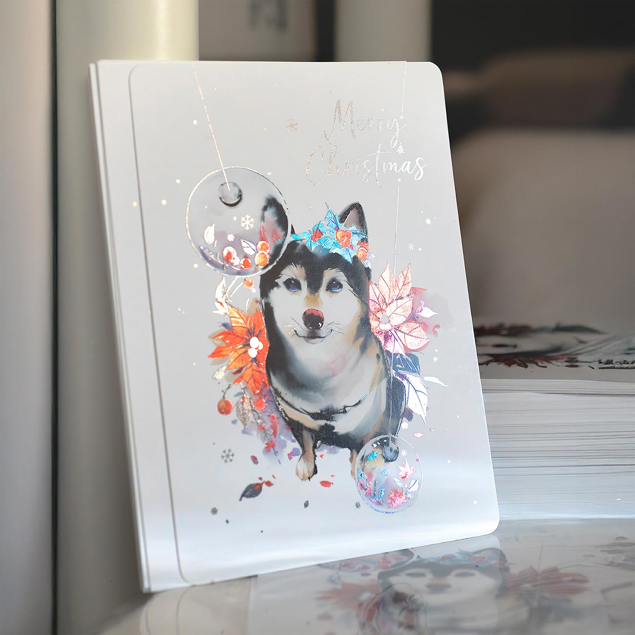 柴柴燙金聖誕卡 -【冬日的暖暖信差】 6 柴柴燙金聖誕卡 -【冬日的暖暖信差】 在冬日最溫暖的時節,讓柴柴化作您的祝福使者。這張聖誕燙金卡捕捉了依偎取暖的溫柔,在節日的流光中,為您傳遞最真摯的思念與守護。獻給所有珍惜團聚、相信愛與暖意的人。這份心意,值得被珍藏。