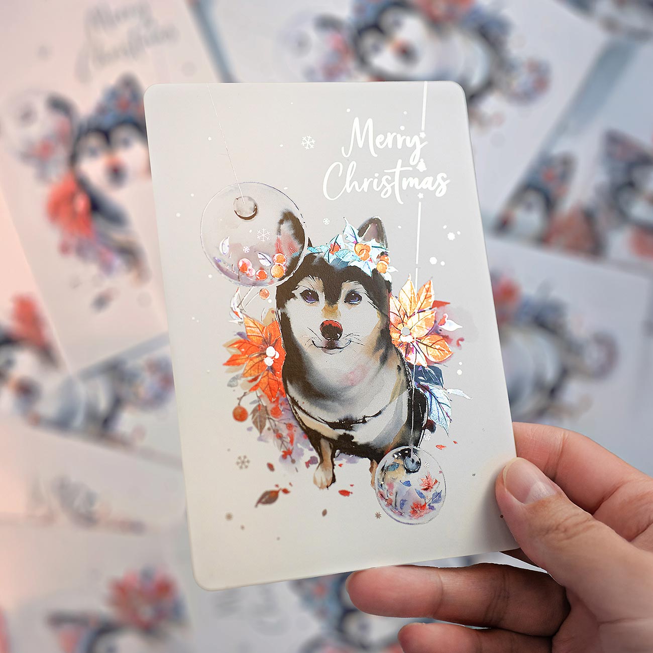 柴柴燙金聖誕卡 -【冬日的暖暖信差】 7 柴柴燙金聖誕卡 -【冬日的暖暖信差】 在冬日最溫暖的時節,讓柴柴化作您的祝福使者。這張聖誕燙金卡捕捉了依偎取暖的溫柔,在節日的流光中,為您傳遞最真摯的思念與守護。獻給所有珍惜團聚、相信愛與暖意的人。這份心意,值得被珍藏。