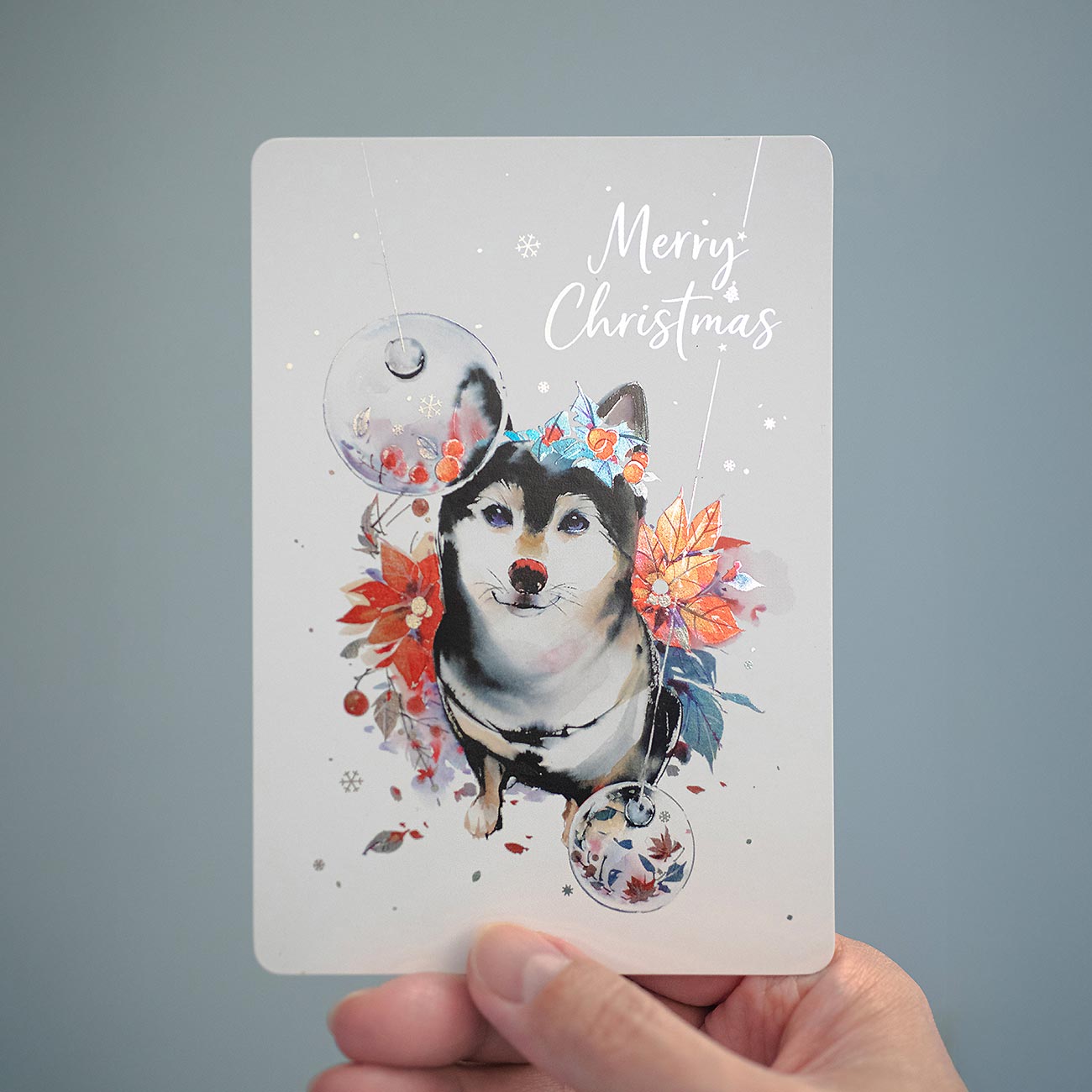 柴柴燙金聖誕卡 -【冬日的暖暖信差】 8 柴柴燙金聖誕卡 -【冬日的暖暖信差】 在冬日最溫暖的時節,讓柴柴化作您的祝福使者。這張聖誕燙金卡捕捉了依偎取暖的溫柔,在節日的流光中,為您傳遞最真摯的思念與守護。獻給所有珍惜團聚、相信愛與暖意的人。這份心意,值得被珍藏。