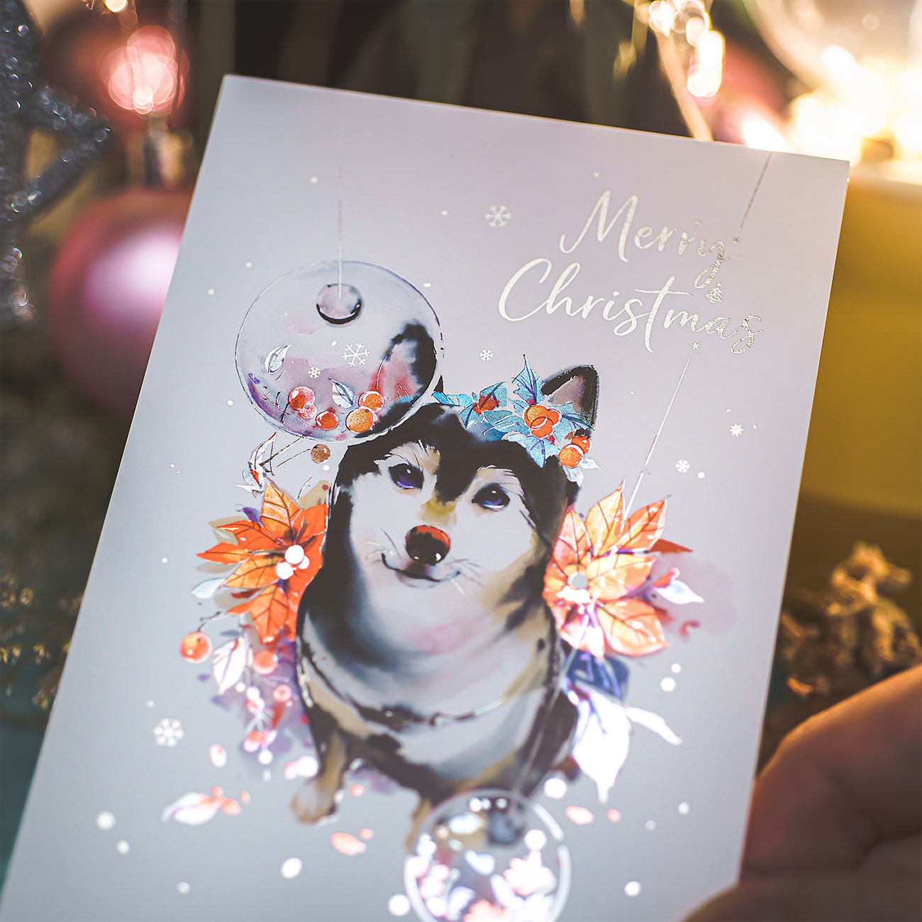 柴柴燙金聖誕卡 -【冬日的暖暖信差】 2 柴柴燙金聖誕卡 -【冬日的暖暖信差】 在冬日最溫暖的時節,讓柴柴化作您的祝福使者。這張聖誕燙金卡捕捉了依偎取暖的溫柔,在節日的流光中,為您傳遞最真摯的思念與守護。獻給所有珍惜團聚、相信愛與暖意的人。這份心意,值得被珍藏。