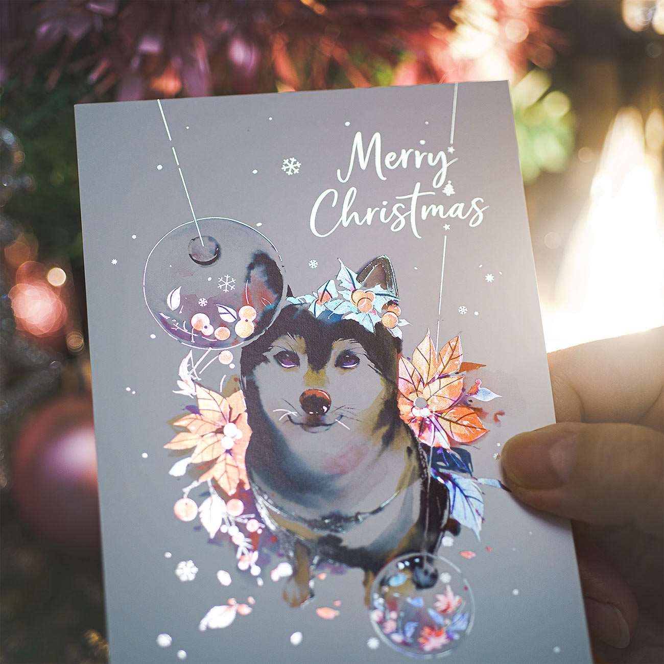 柴柴燙金聖誕卡 -【冬日的暖暖信差】 在冬日最溫暖的時節，讓柴柴化作您的祝福使者。這張聖誕燙金卡捕捉了依偎取暖的溫柔，在節日的流光中，為您傳遞最真摯的思念與守護。獻給所有珍惜團聚、相信愛與暖意的人。這份心意，值得被珍藏。