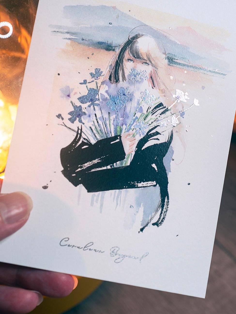 燙金明信片 -【青藍彼岸】 細緻燙金工藝於 330gsm 美階晶彩卡，適合寫下隻字片語，也能是一份值得留存的禮物。