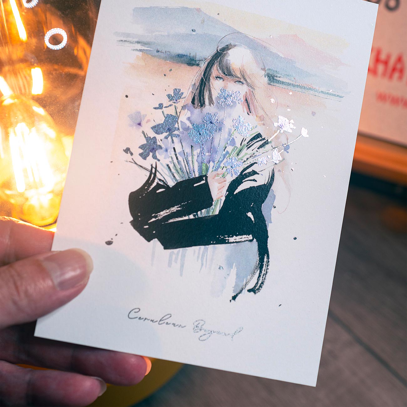 燙金明信片 -【青藍彼岸】 細緻燙金工藝於 330gsm 美階晶彩卡，適合寫下隻字片語，也能是一份值得留存的禮物。