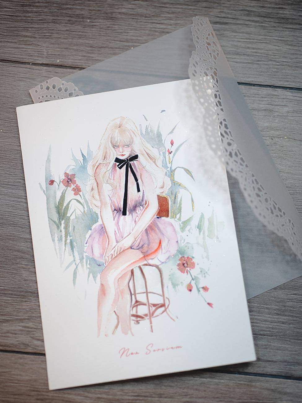 A6 微噴畫卡【不役的莉莉絲】 最精緻小巧的入門級藝術微噴，佐以珠光水彩手工精飾。 搭配專屬紙藝封套，讓這份輕盈的微型收藏，擁有最豐富的層次與溫度。
