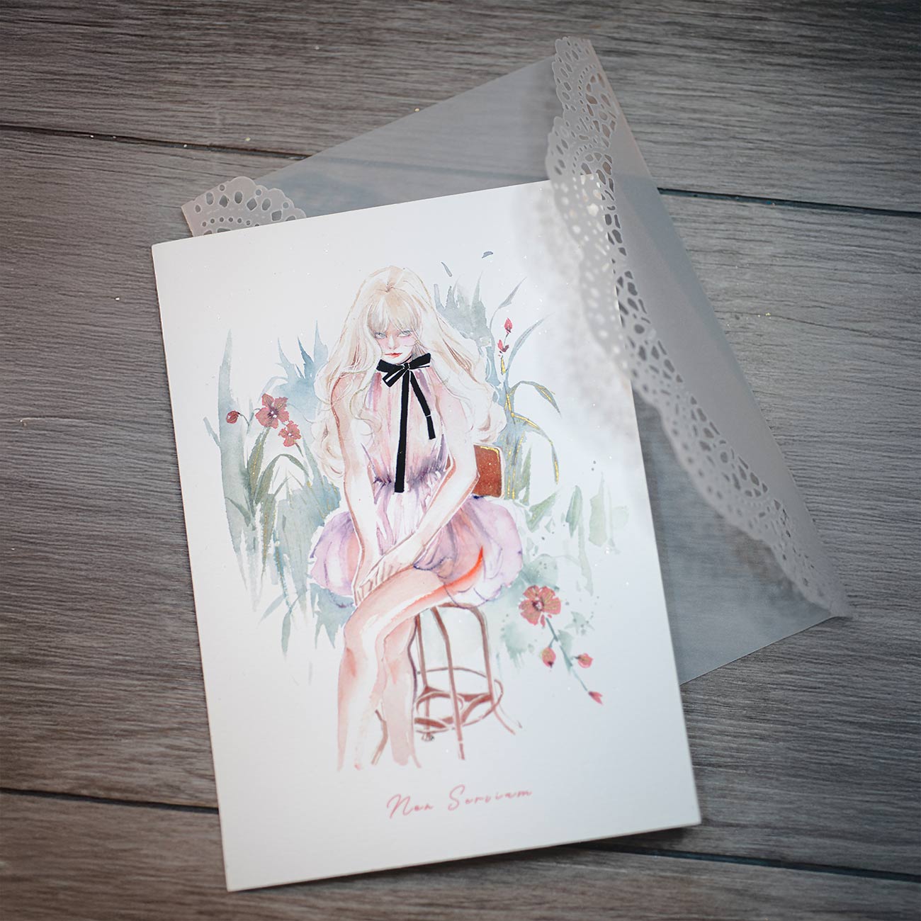 A6 微噴畫卡【不役的莉莉絲】 1 A6 微噴畫卡【不役的莉莉絲】 最精緻小巧的入門級藝術微噴,佐以珠光水彩手工精飾。 搭配專屬紙藝封套,讓這份輕盈的微型收藏,擁有最豐富的層次與溫度。