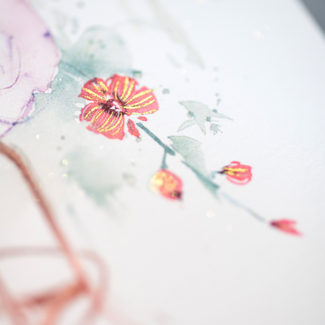 A6 微噴畫卡【不役的莉莉絲】 4 A6 微噴畫卡【不役的莉莉絲】 最精緻小巧的入門級藝術微噴,佐以珠光水彩手工精飾。 搭配專屬紙藝封套,讓這份輕盈的微型收藏,擁有最豐富的層次與溫度。