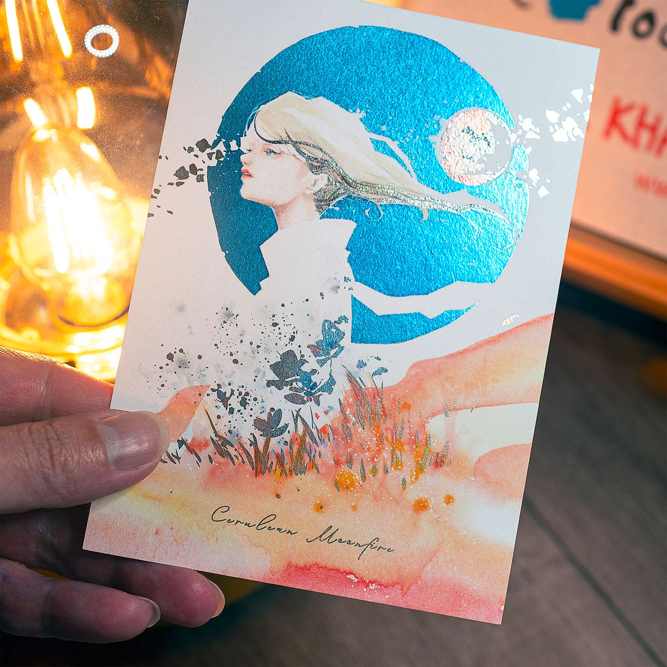 燙金明信片 -【藍月與火星融會之時】 細緻燙金工藝於 330gsm 美階晶彩卡，適合寫下隻字片語，也能是一份值得留存的禮物。